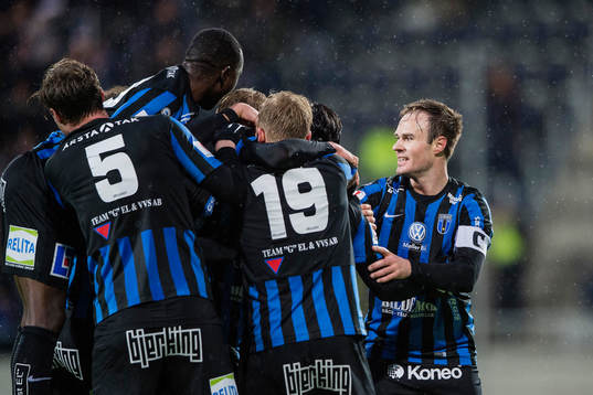 Sirius spelare med Niklas Busch Thor (th) jublar