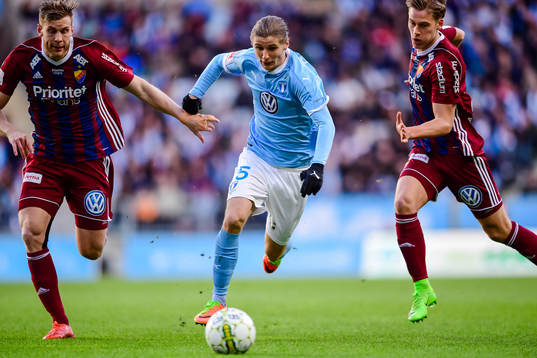 Djurgårdens Jacob Une Larsson och Felix Beijmo  jagar