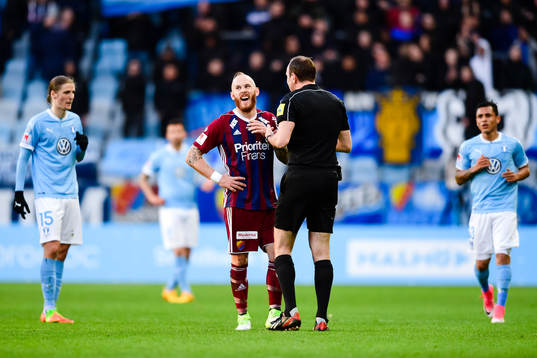 Djurgårdens Magnus Eriksson i samtal med domaren
