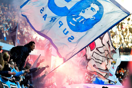 Malmö FFs supportar med bengaler