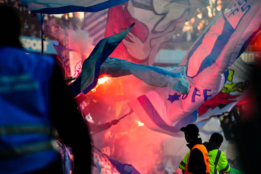 Malmö FFs supportar med bengaler