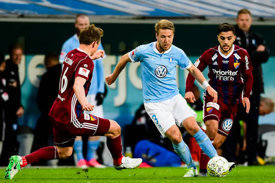 Malmö FFs Anton Tinnerholm i en kamp mot  Djurgårdens Kim