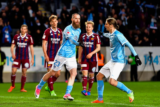 Malmö FFs Jo Inge Berget  jublar med Pawel Cibicki