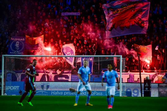 Malmö FFs supportar med bengaler