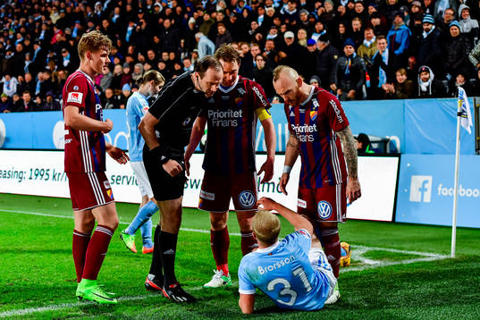 Domare Jonas Eriksson i samtal med Djurgårdens Magnus