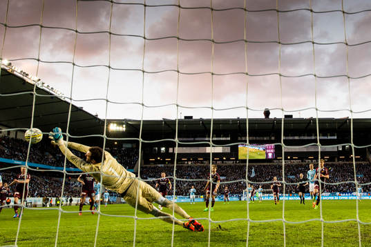 Djurgårdens målvakt Andreas Isaksson gör en räddning