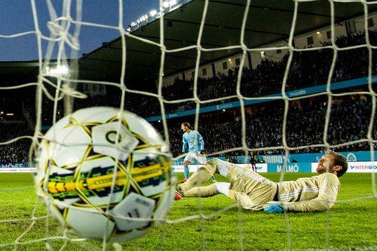 Djurgårdens målvakt Andreas Isaksson deppar