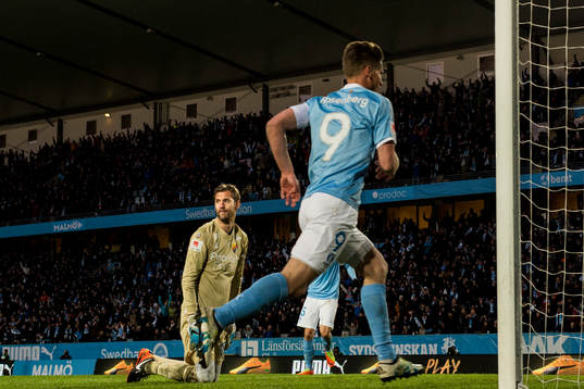 Djurgårdens målvakt Andreas Isaksson deppar