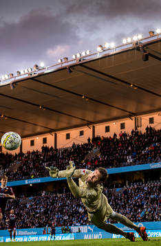 Djurgårdens målvakt Andreas Isaksson gör en räddning