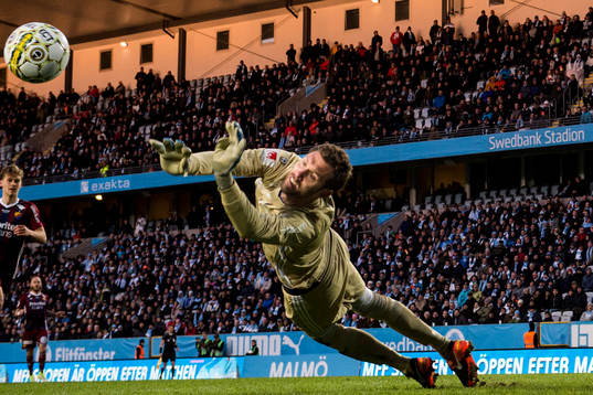 Djurgårdens målvakt Andreas Isaksson gör en räddning