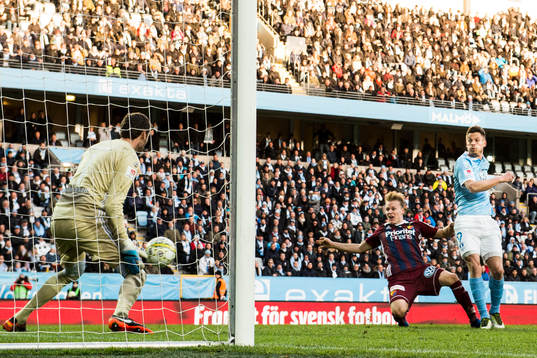 Malmö FFs Markus Rosenberg oroar mot Djurgårdens målvakt