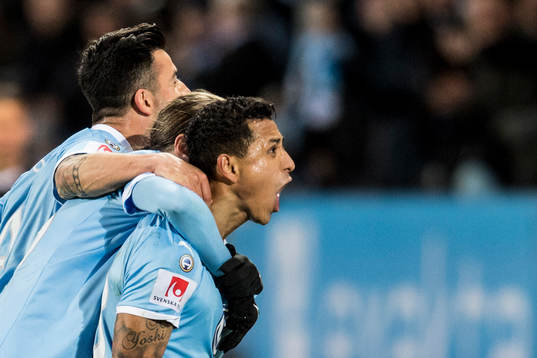 Malmö FFs Yoshimar Yotún jublar med lagkamrater