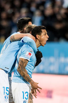 Malmö FFs Yoshimar Yotún jublar med lagkamrater