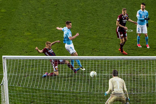 Malmö FFs Markus Rosenberg oroar framför Djurgårdens