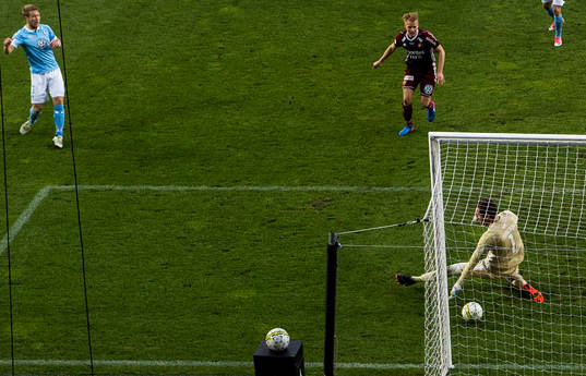Malmö FFs Anton Tinnerholm (tv) skjuter in 1-0 bakom