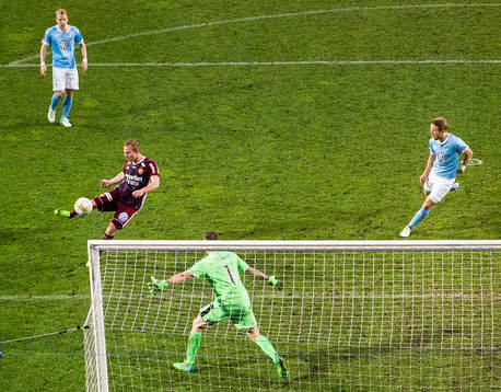 Djurgårdens Gustav Engvall gör 1-2 bakom Malmö FFs