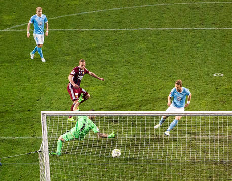 Djurgårdens Gustav Engvall gör 1-2 bakom Malmö FFs