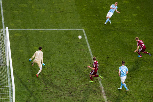Malmö FFs Anton Tinnerholm skjuter in 1-0 bakom