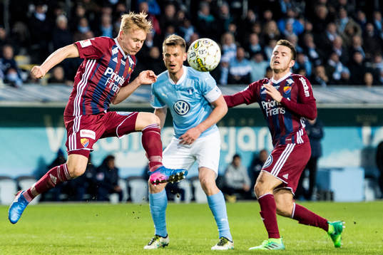 Djurgårdens Elliot Käck rensar undan framför Malmö FFs