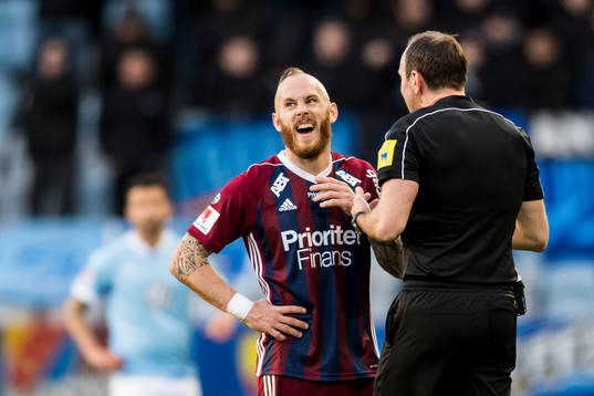 Djurgårdens Magnus Eriksson i samtal med domare Jonas