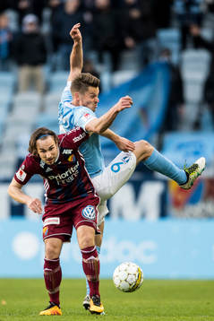 Djurgårdens Kevin Walker och Malmö FFs Markus Rosenberg