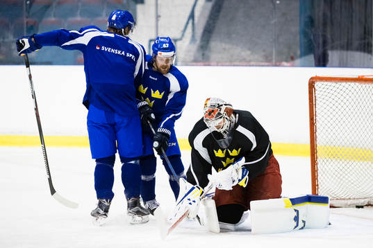 Sveriges Linus Omark och målvakt Eddie Läck