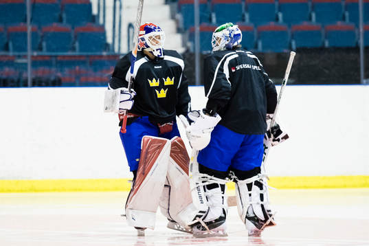 Sveriges målvakt Viktor Fasth och målvakt Niklas Svedberg