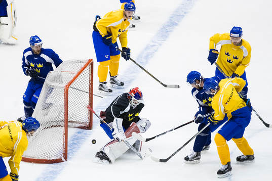 Sveriges målvakt Viktor Fasth släpper förbi en puck