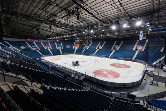 En ismaskin spolar isen på Hovet