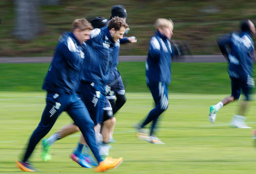 Tobias Hysen värmer upp med lagkamrater