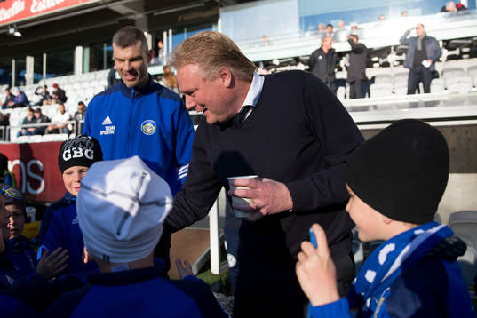 IFK Göteborgs tränare Jörgen Lennartsson hälsar på