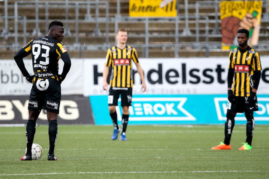 Häckens Alhassan Kamara gör avspark