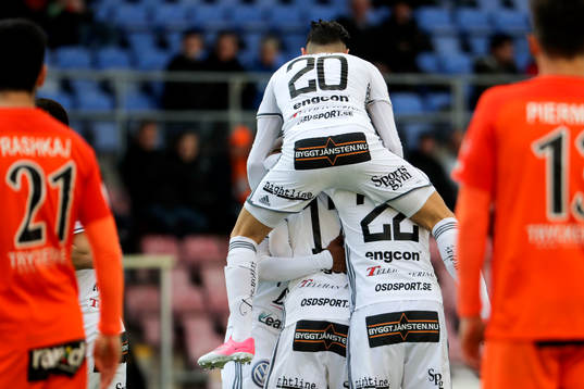 Östersunds Curtis Edwards jublar med lagkamrater