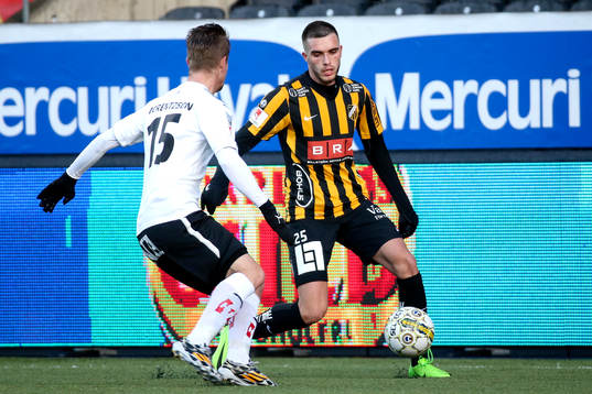 Örebros Martin Lorentzson och Häckens Egzon Binaku