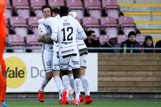 Östersunds Jamie Hopcutt jublar med lagkamrater