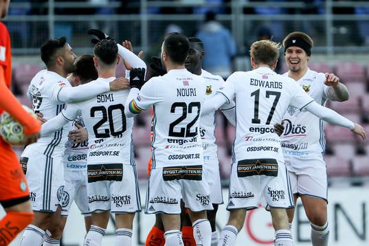 Östersunds Curtis Edwards jublar med lagkamrater
