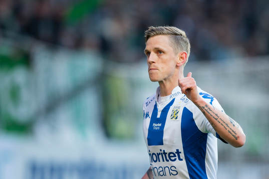 IFK Göteborgs Sören Rieks gör tummen upp åt publiken