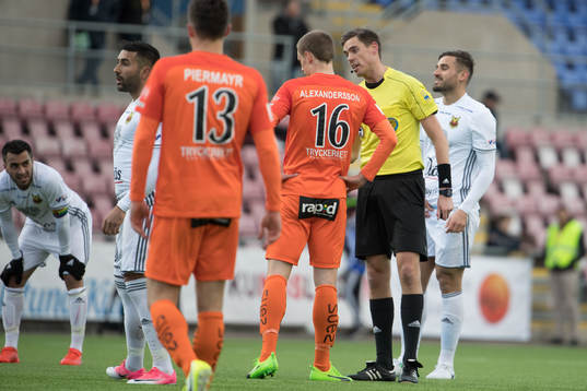Domare Magnus Lindgren ger AFC Eskilstunas Simon