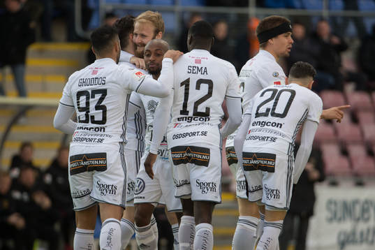 Östersunds Curtis Edwards jublar med Saman Ghoddos, Ken