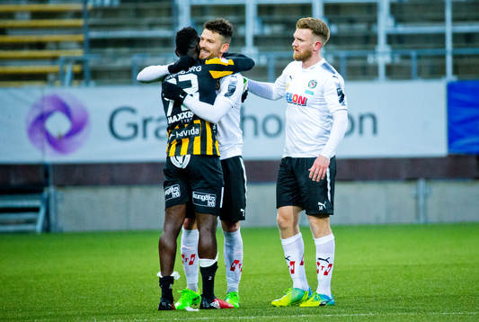 Häckens Alhassan Kamara och Örebros Brendan Hines-Ike och