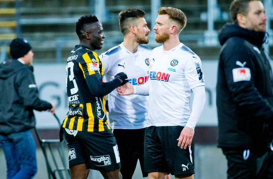 Häckens Alhassan Kamara och Örebros Brendan Hines-Ike och