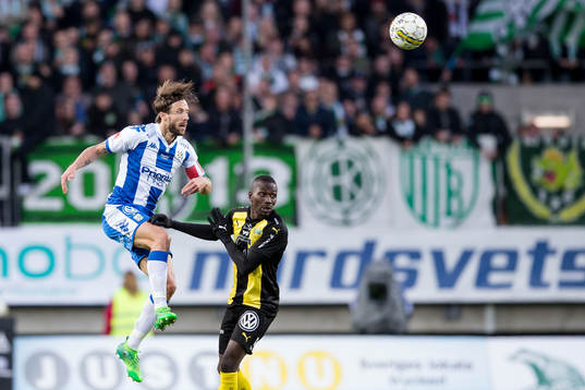 IFK Göteborgs Mattias Bjärsmyr nickar undan en boll