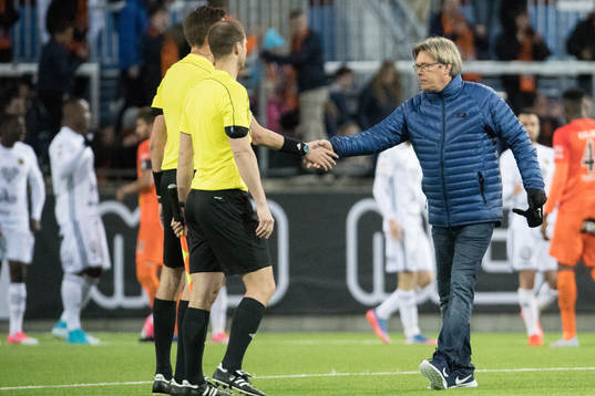 AFC Eskilstunas tränare Pelle Olsson tackar domarna