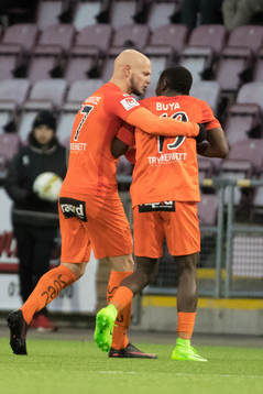 AFC Eskilstunas Buya Turay leds ut av Zourab Tsiskaridze