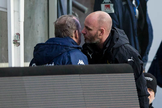 Hammarbys medicinskt ansvarige Mikael Klotz går fram