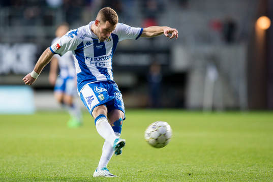 IFK Göteborgs Emil Salomonsson skjuter ett skott