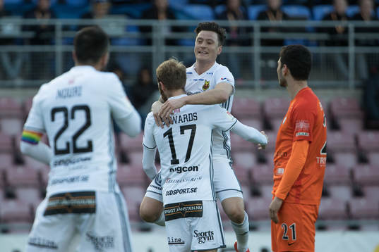 Östersunds Jamie Hopcutt jublar i famnen på Curtis Edwards