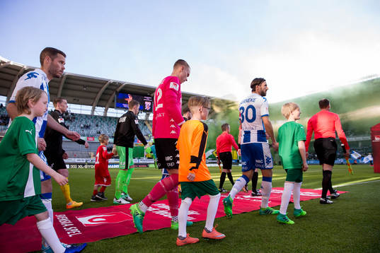 IFK Göteborgs Emil Salomonsson, målvakt Pontus Dahlberg
