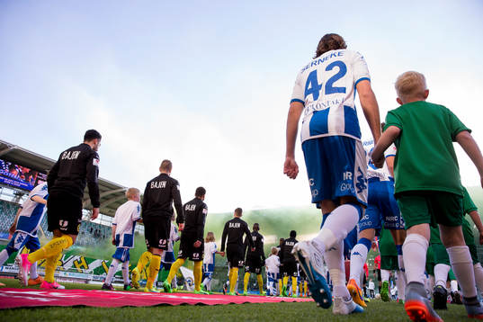 IFK Göteborgs Mikkel Diskerud på väg ut till
