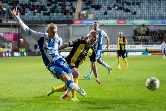 IFK Göteborgs Henrik Björdal slår ett inlägg